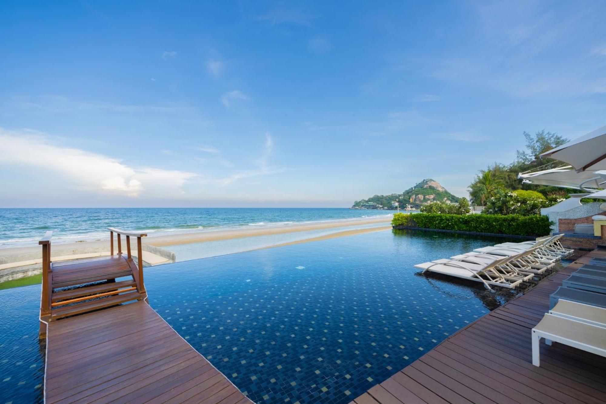 The Yana Villas Hua Hin Exterior photo Infinity pool at a resort in Phuket, Thailand